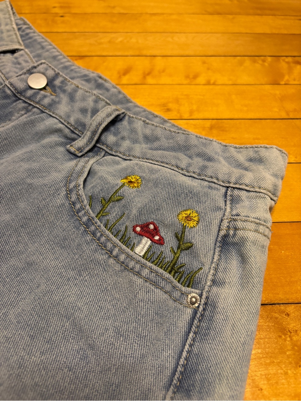 EUC High-Rise Mushroom & Sunflower Embroidered Jean Shorts | Women’s 12-14 XL - Picture 6 of 16